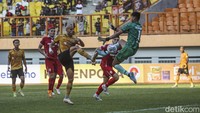 Tapi Bhayangkara juga tidak berdiam diri. Youssef Ezzejjari juga tampil menjadi momok pertahanan Persis, tapi striker asal Spanyol itu tak bisa memanfaatkan peluang-peluang yang didapatnya.