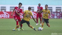 Permainan kedua tim cukup sengit pada 45 menit pertama.