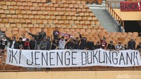 Fans Persis Solo datang dan memberikan dukungan.