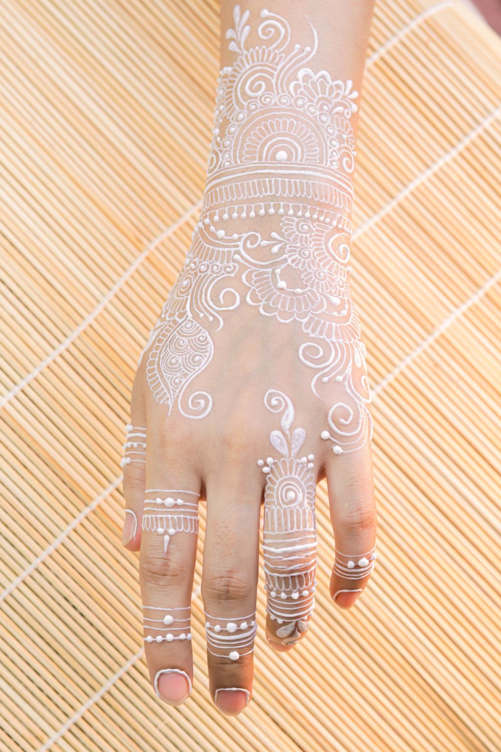 Contoh motif gambar henna simple yang mudah ditiru.