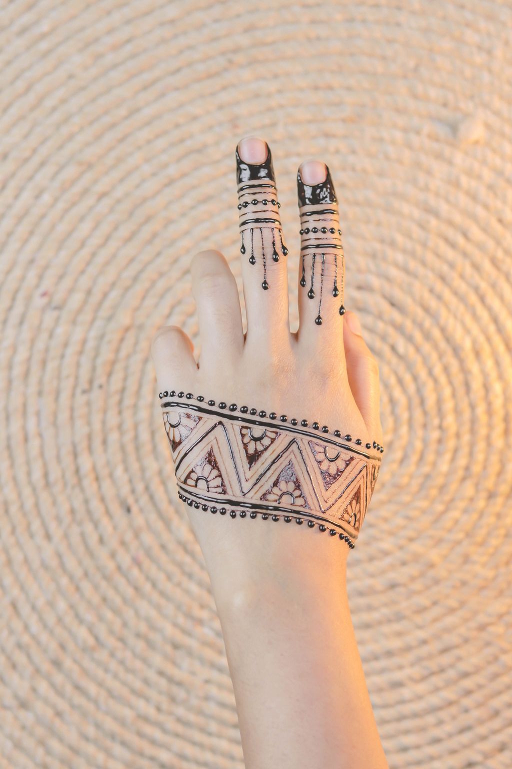 Contoh motif gambar henna simple yang mudah ditiru.
