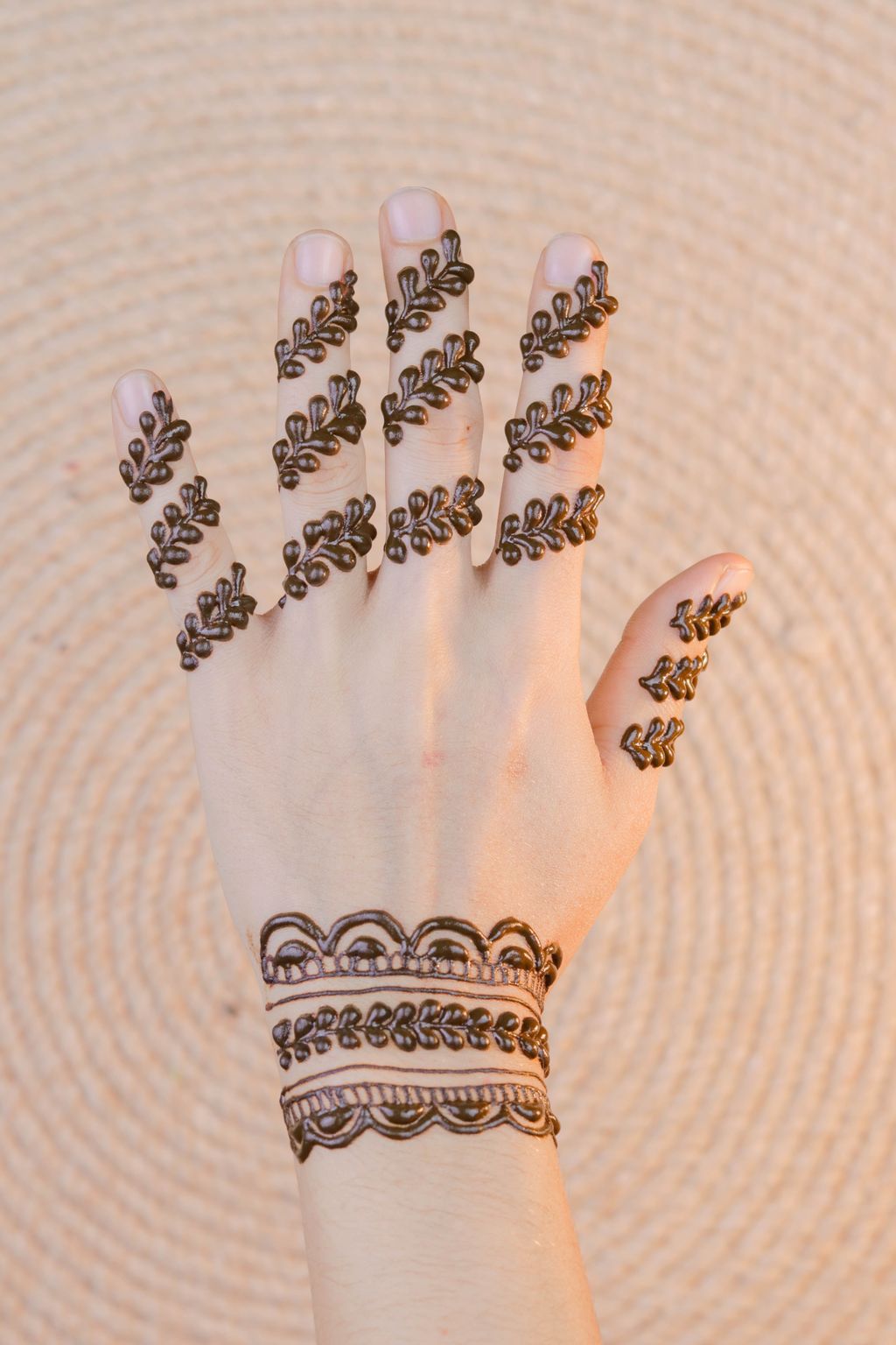 Contoh motif gambar henna simple yang mudah ditiru.