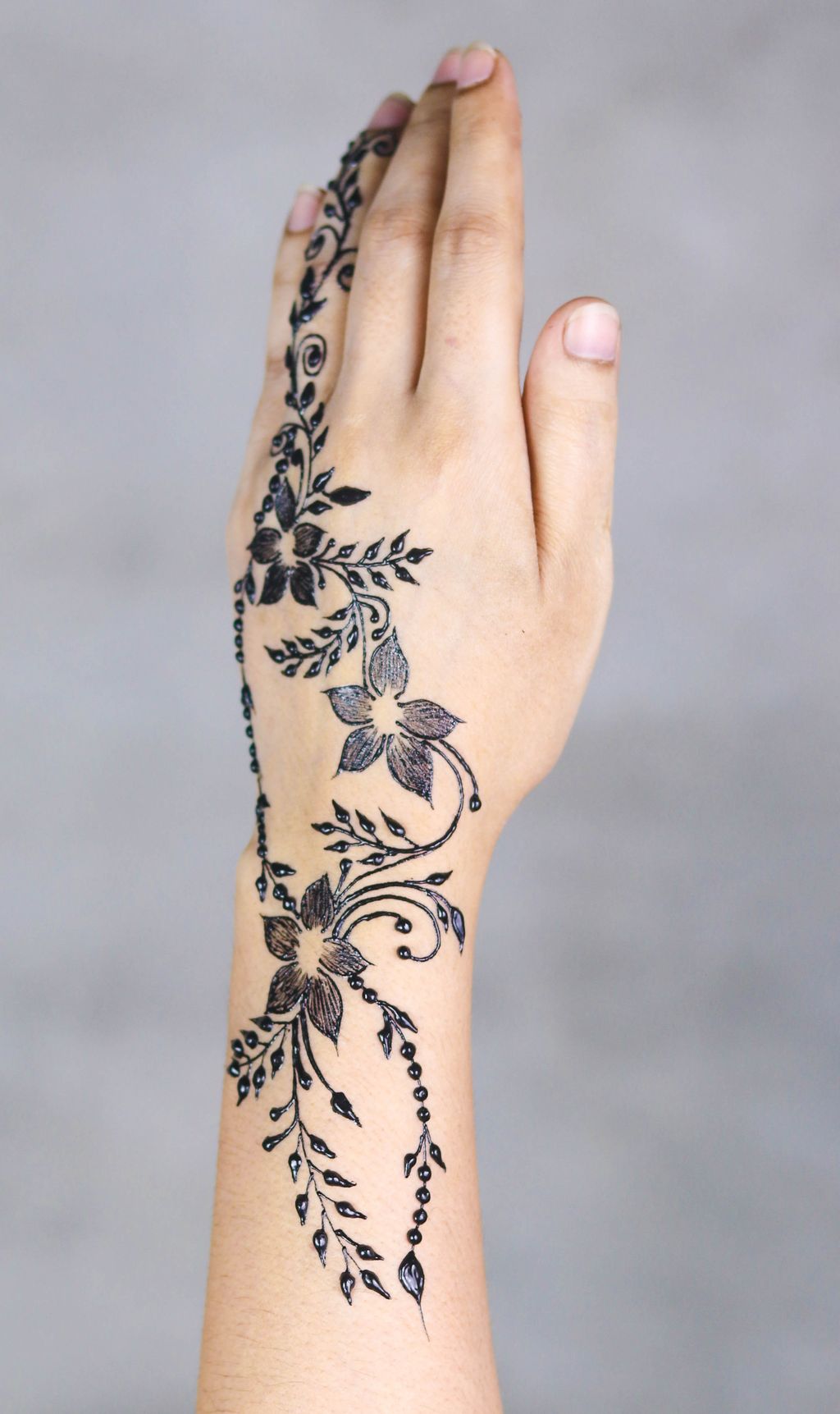 Contoh motif gambar henna simple yang mudah ditiru.