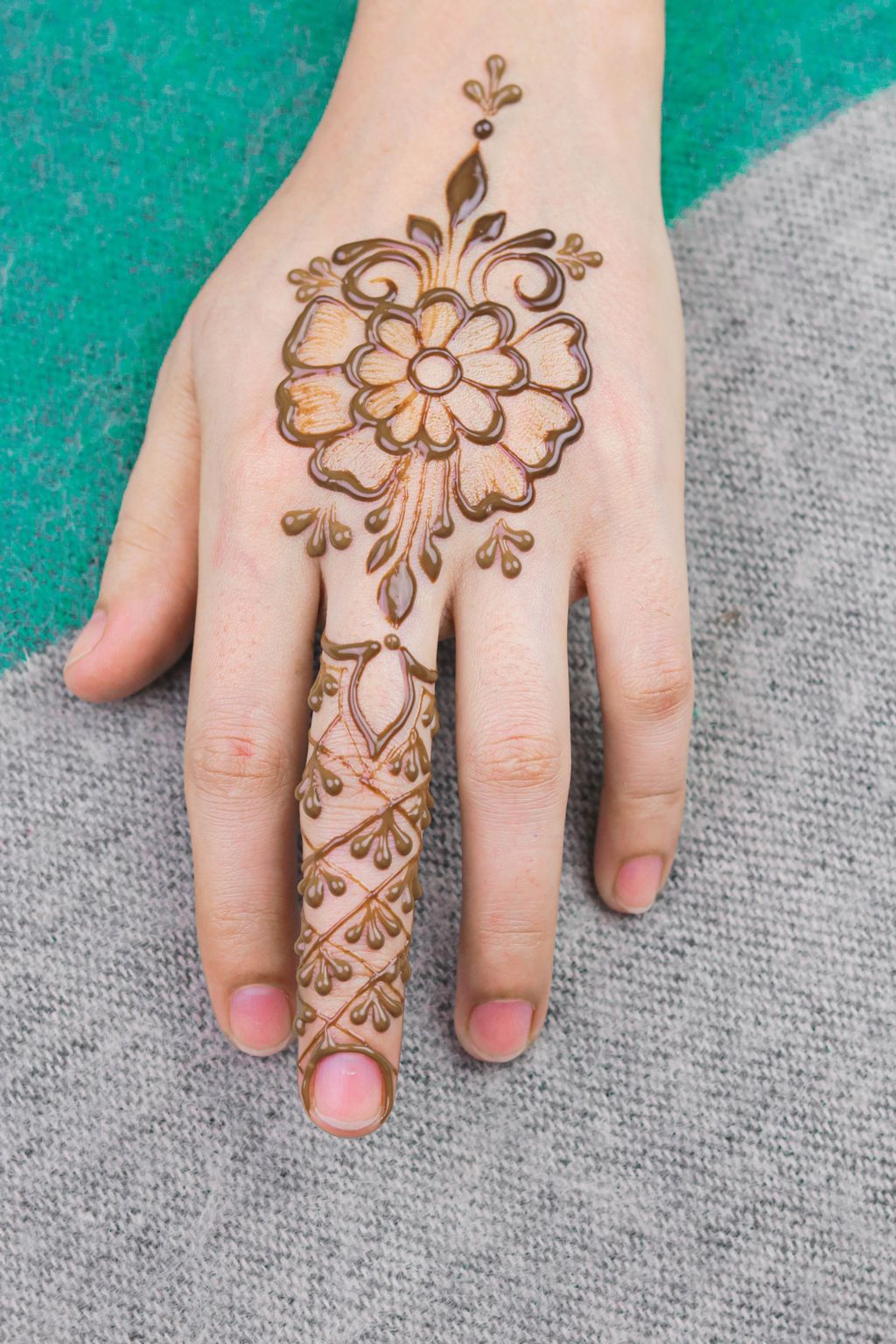 Contoh motif gambar henna simple yang mudah ditiru.