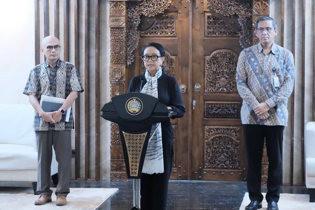 Ibu Retno Marsudi/Foto : instagram.com/retno_marsudi Ibu Retno memakai scarf model Ascot Wrap