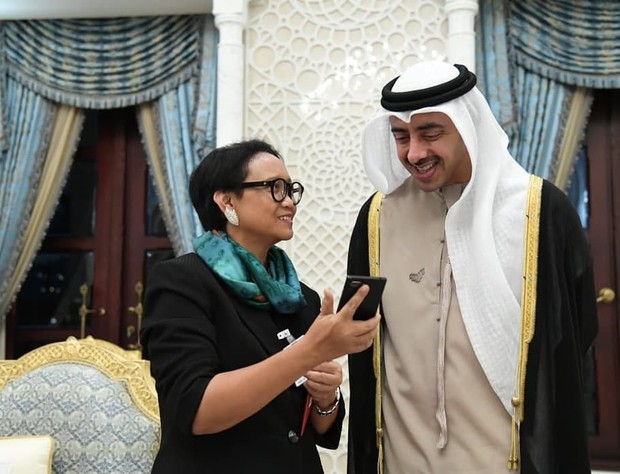 Ibu Retno Marsudi/Foto : instagram.com/retno_marsudi Ibu Retno memakai scarf model Twisted Necklace