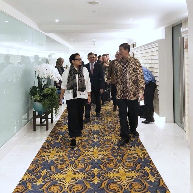 Ibu Retno Marsudi/Foto : instagram.com/retno_marsudi Ibu Retno memakai scarf model two-sided twisted