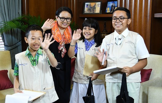 Ibu Retno Marsudi/Foto : instagram.com/retno_marsudi Ibu Retno memakai scarf model mini bow knot