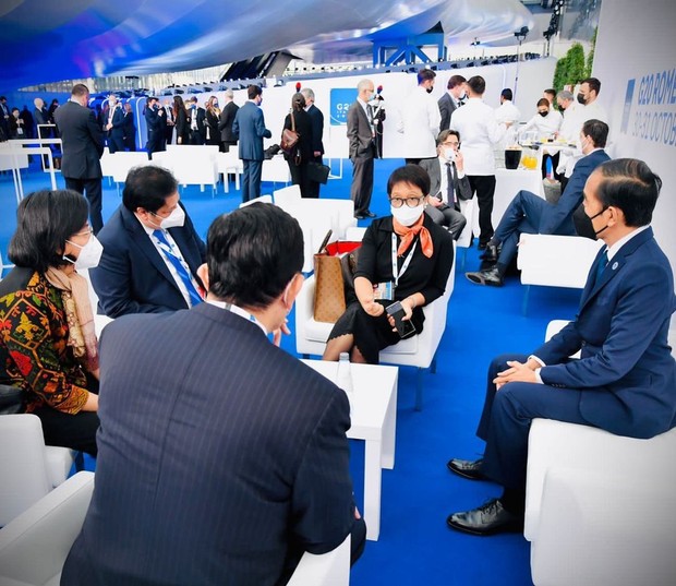 Ibu Retno Marsudi/Foto : instagram.com/retno_marsudi Ibu Retno memakai scarf model single side knot