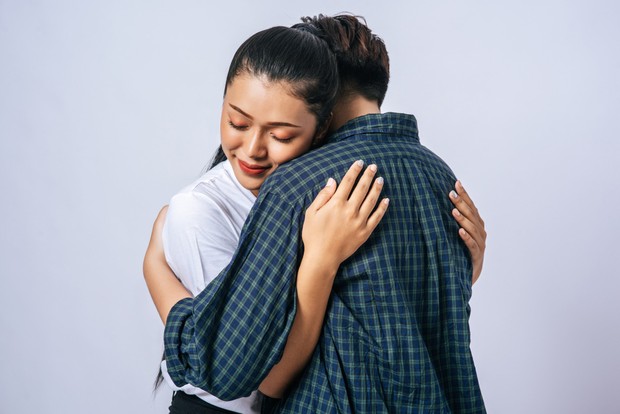 Ilustrasi berpelukan sebagai ungkapan physical touch/Foto: Freepik.com/jcomp