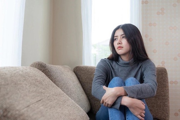 Ilustrasi perempuan yang tidak percaya diri