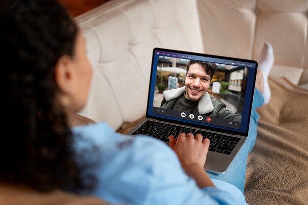 Ilustrasi video call hubungan jarak jauh/Foto: Freepik.com/freepik
