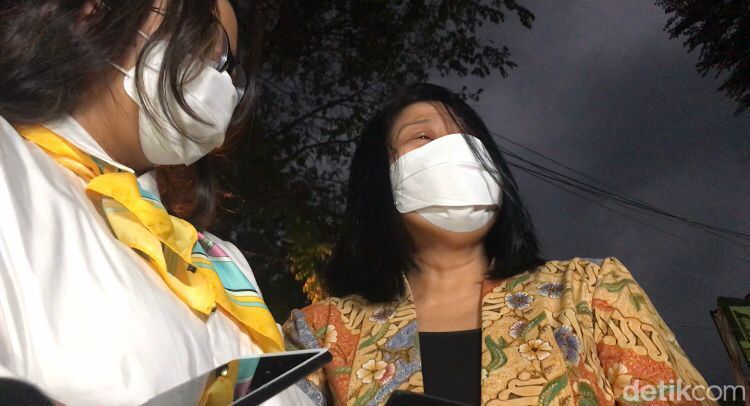 Istri Ferdy Sambo, Putri Candrawathi, saat muncul pertama kali ke publik di Mako Brimob Kelapa Dua Depok (Dwi R/detikcom)