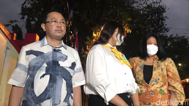 Istri Ferdy Sambo, Putri Candrawathi, saat muncul pertama kali ke publik di Mako Brimob Kelapa Dua Depok (Dwi R/detikcom)