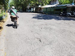 Jalan Noto Prayitno Gresik Penuh Lubang, Serasa Melewati Ratusan Polisi Tidur