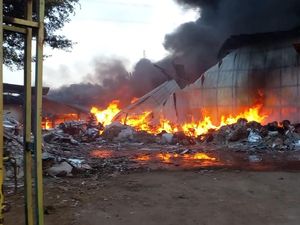 Sempat Terdengar Ledakan di Pabrik yang Terbakar di Gunung Putri Sempat Terdengar Ledakan di Pabrik yang Terbakar di Gunung Putri
