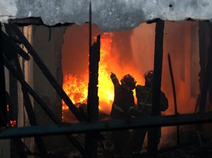 Horor Kebakaran Pabrik di Gunung Putri Bogor Horor Kebakaran Pabrik di Gunung Putri Bogor