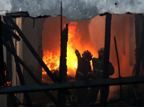 5 Jam Pabrik Aluminum Foil di Gunung Putri Terbakar, Api Masih Menyala