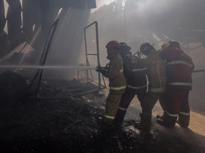 Api di Pabrik Gunung Putri Akhirnya Padam Usai 35 Jam Lebih Api di Pabrik Gunung Putri Akhirnya Padam Usai 35 Jam Lebih