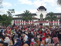 Jabar Hari Ini: HUT Jabar Timbulkan Kerumunan hingga Luis Milla Pelatih Persib