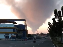Kebakaran Pabrik di Gunung Putri, Asap Terlihat hingga Langit Depok