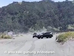 Ratusan Pajero Tumplek Blek di Lautan Pasir, Walhi Sorot Status KSPN Bromo