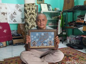 Melihat Cantiknya Karya Lukisan Kaca dan Batik Elang Raharyadi