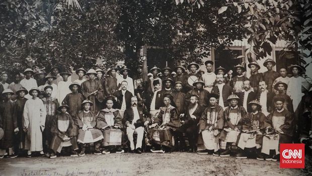 Mansion Tjong A Fie Medan Mansion Tjong A Fie atau Rumah Tjong A Fie jadi salah satu destinasi wisata di Kota Medan, Sumatera Utara. Rumah milik Saudagar asal Tiongkok Tjong A Fie ini berlokasi di Jalan Ahmad Yani Nomor 105 atau di daerah Kesawan. Rumah yang dibangun di atas lahan sekitar 8.000 meter persegi ini memiliki dua lantai dan 35 ruangan dan ditinggali keluarga Tjong A Fie sejak tahun 1895. (CNN Indonesia/Damar Iradat)