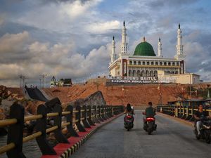 Menghadap ke Laut, Masjid Megah di Anambas Jadi Ikon Wisata Religi
