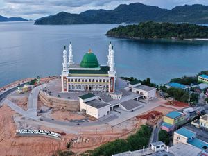 Pesona Masjid Agung Baitul Mamur, Megah di Pinggir Laut Anambas Pesona Masjid Agung Baitul Mamur, Megah di Pinggir Laut Anambas