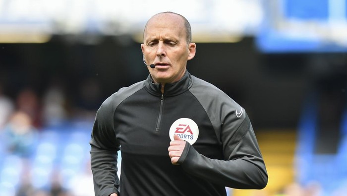 The referee Mike Dean warming up before the Premier League match between Chelsea and Watford at Stamford Bridge, London on Sunday 22nd May 2022.  (Photo by Ivan Yordanov/MI News/NurPhoto via Getty Images)
