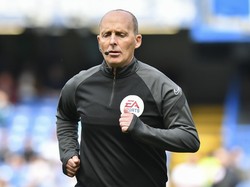 Wasit VAR Mike Dean Akui Salah dalam Insiden Romero-Cucurella