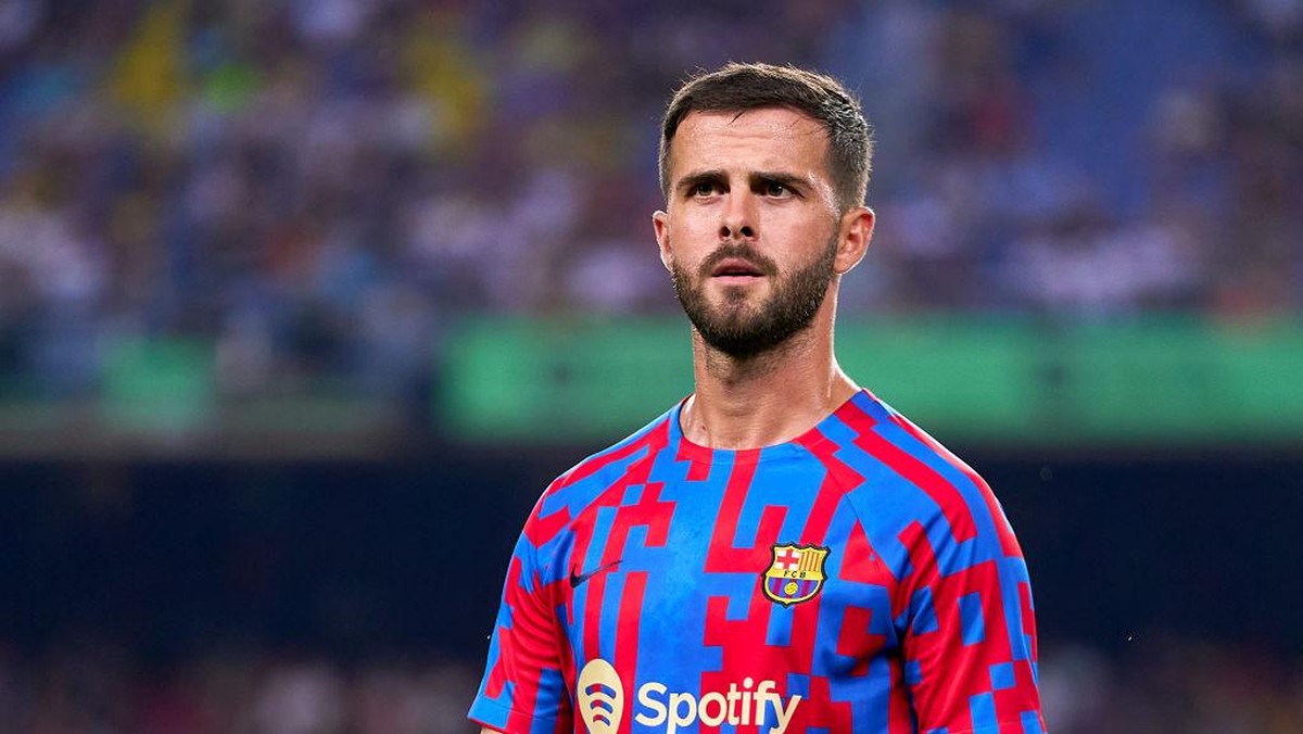 Miralem Pjanic mengaku sempat diminta Xavi Hernandez bertahan di Barcelona (Foto: Getty Images/Quality Sport Images)