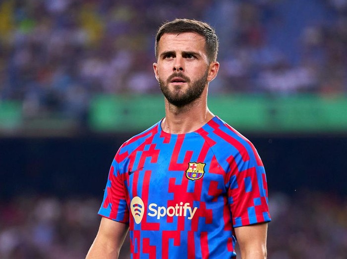 BARCELONA, SPAIN - AUGUST 13: Miralem Pjanic of FC Barcelona looks on during the prematch warm up prior to the LaLiga Santander match between FC Barcelona and Rayo Vallecano at Spotify Camp Nou on August 13, 2022 in Barcelona, Spain. (Photo by Pedro Salado/Quality Sport Images/Getty Images)