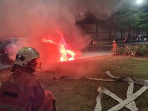 Diduga Korsleting, Mobilio Terbakar di Depan Lenmarc