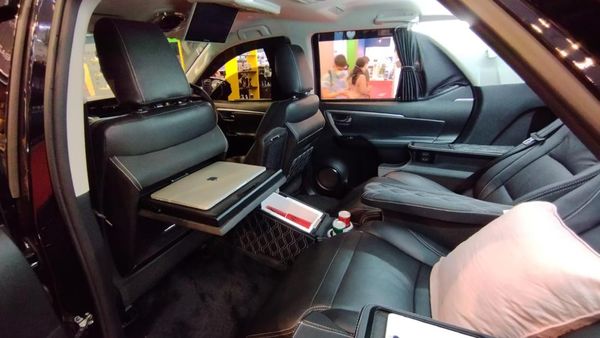 Modifikasi Interior Toyota Fortuner dan Innova Serasa Alphard, Bisa!