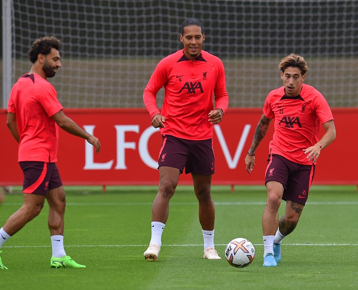 Mohamed Salah, Virgil van Dijk, Kostas Tsimikas KIRKBY, ENGLAND - AUGUST 18: (THE SUN OUT. THE SUN ON SUNDAY OUT) Mohamed Salah,Virgil van Dijk and Kostas Tsimikas of Liverpool during a training session at AXA Training Centre on August 18, 2022 in Kirkby, England. (Photo by John Powell/Liverpool FC via Getty Images)