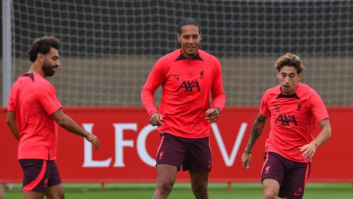 KIRKBY, ENGLAND - AUGUST 18: (THE SUN OUT. THE SUN ON SUNDAY OUT) Mohamed Salah,Virgil van Dijk and Kostas Tsimikas of Liverpool during a training session at AXA Training Centre on August 18, 2022 in Kirkby, England. (Photo by John Powell/Liverpool FC via Getty Images)