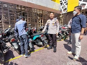 Arena Judi di Probolinggo Digerebek, 51 Motor yang Ditinggalkan Pemilik Disita Arena Judi di Probolinggo Digerebek, 51 Motor yang Ditinggalkan Pemilik Disita