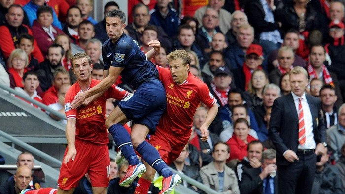 Moyes, Liverpool 2013 LIVERPOOL, ENGLAND - SEPTEMBER 01: (THE SUN OUT & THE SUN ON SUNDAY OUT) Lucas Leiva and Jordan Henderson (L) of Liverpool go up with Robin Van Persie (C) of Manchester United as manager David Moyes of Manchester United looks on during the Barclays Premier League match between Liverpool and Manchester United at Anfield on September 01, 2013 in Liverpool, England. (Photo by Andrew Powell/Liverpool FC via Getty Images)