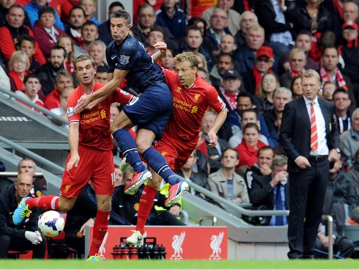 LIVERPOOL, ENGLAND - SEPTEMBER 01:  (THE SUN OUT & THE SUN ON SUNDAY OUT) Lucas Leiva and Jordan Henderson (L) of Liverpool go up with Robin Van Persie (C) of Manchester United as manager David Moyes of Manchester United looks on during the Barclays Premier League match between Liverpool and Manchester United at Anfield on September 01, 2013 in Liverpool, England.  (Photo by Andrew Powell/Liverpool FC via Getty Images)
