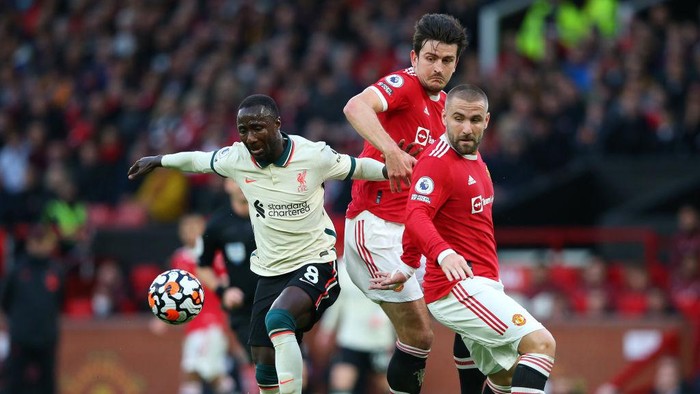 MANCHESTER, ENGLAND - OCTOBER 24:  Naby Keita of Liverpool beats Harry Maguire and Luke Shaw of Manchester United during the Premier League match between Manchester United and Liverpool at Old Trafford on October 24, 2021 in Manchester, England. (Photo by Alex Livesey - Danehouse/Getty Images)