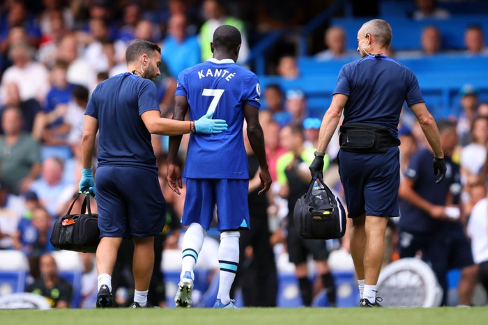 LONDON, ENGLAND - AUGUST 14: NGolo Kante of Chelsea leaves the game injured during the Premier League match between Chelsea FC and Tottenham Hotspur at Stamford Bridge on August 14, 2022 in London, United Kingdom. (Photo by Marc Atkins/Getty Images)