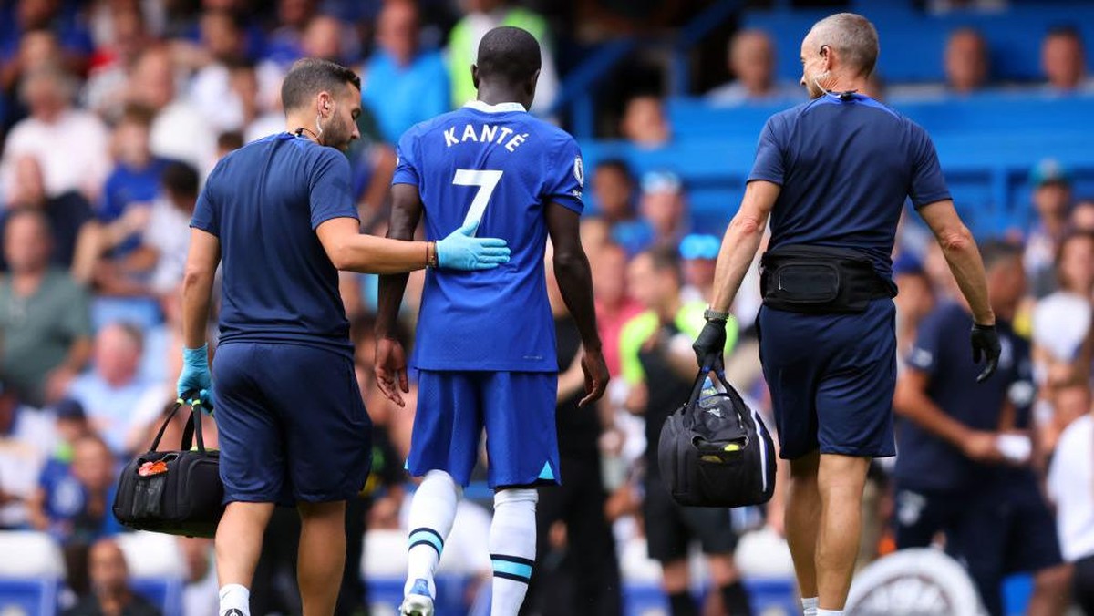 NGolo Kante mengalami cedera hamstring dan akan absen membela Chelsea selama beberapa pekan (Foto: Getty Images/Marc Atkins)