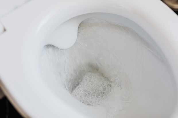 orok Setelah Menggunakan Toilet Pesawat / foto : pexels.com/KarolinaGrabowska