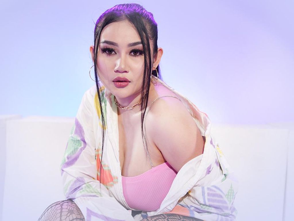 Pamela Safitri Rilis Sikok Bagi Duo (Cinta Bagi Dua) Jadi Single Baru Pamela Safitri Rilis Sikok Bagi Duo (Cinta Bagi Dua) Jadi Single Baru