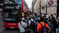 Pegawai Kereta Mogok, Warga London Tumpah Ruah Antre Naik Bus