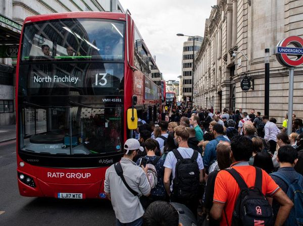 Pegawai Kereta Mogok, Warga London Tumpah Ruah Antre Naik Bus