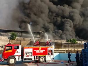 Angin Kencang Sulitkan Pemadaman Kebakaran di Pabrik Gunung Putri Angin Kencang Sulitkan Pemadaman Kebakaran di Pabrik Gunung Putri