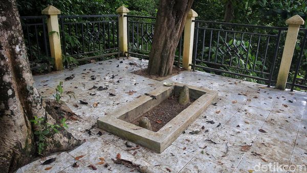 Penampakan Makam Keramat di Pulau Keramut Anambas